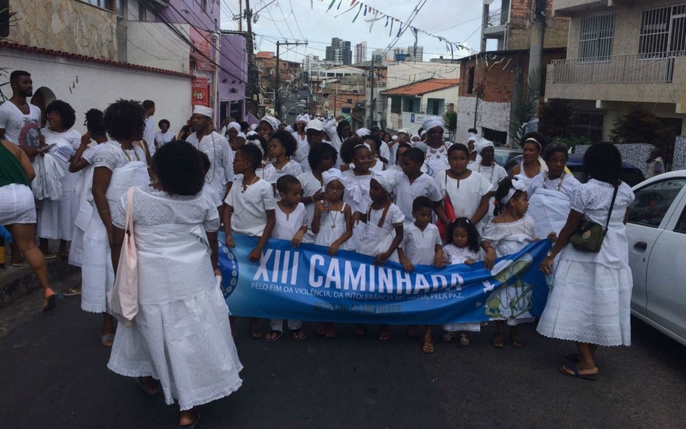 Povo de santo realiza caminhada em Salvador  (Foto: Ana Valéria/TV Bahia)