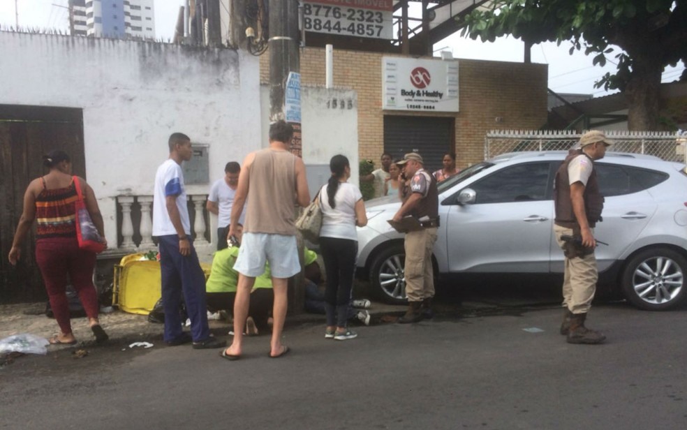 Adolescente de 14 anos foi atropelado ao atravessar pista em Salvador (Foto: Alex Soares/TV Bahia)