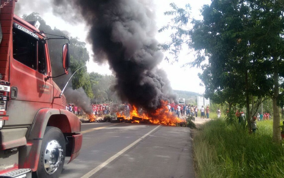 Grupo fechou trecho da BR-101, na Bahia (Foto: Arquivo Pessoal)