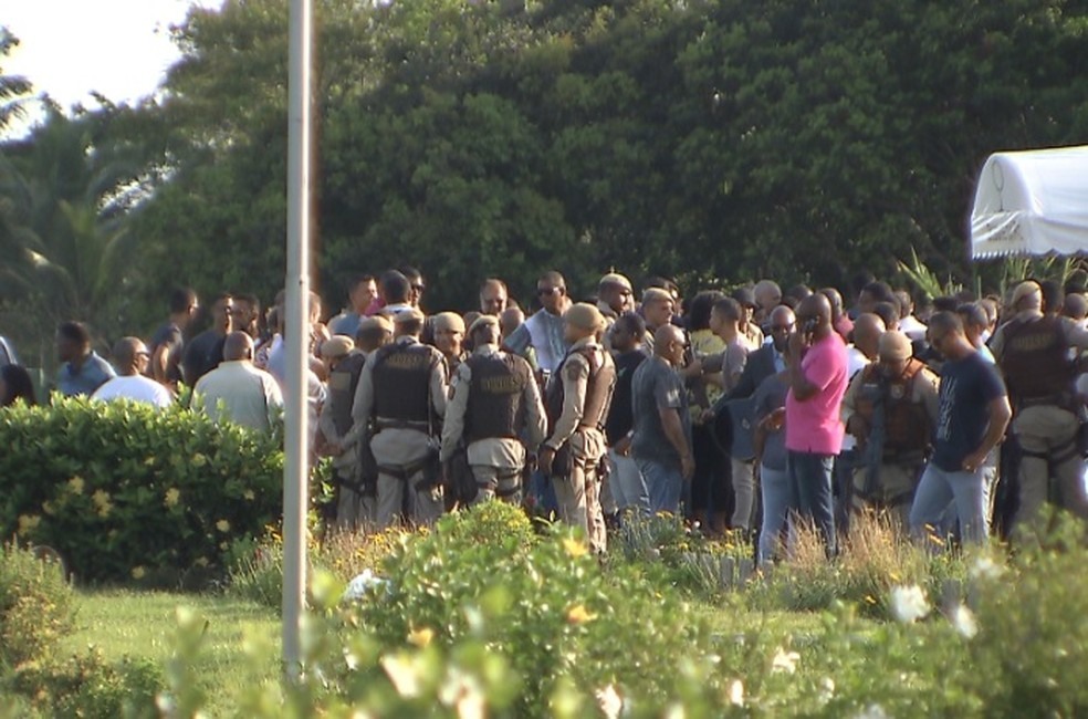 Policiais militares estavam no sepultamento  â?? Foto: ReproduÃ§Ã£o/TV Bahia