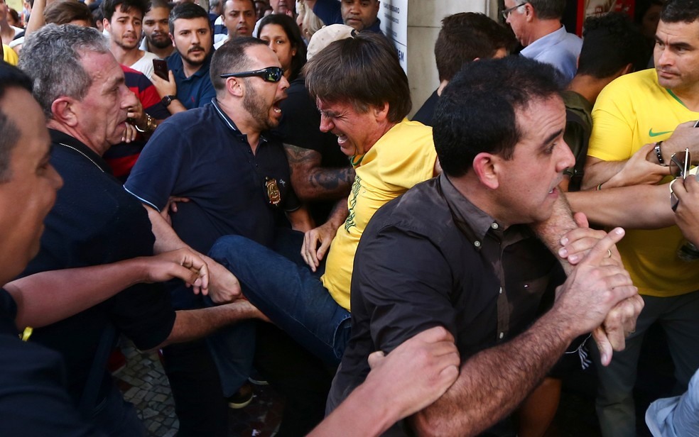 Bolsonaro Ã© retirado Ã s pressas por seguranÃ§as apÃ³s ataque em Juiz de Fora (Foto: FÃ¡bio Motta/EstadÃ£o ConteÃºdo)