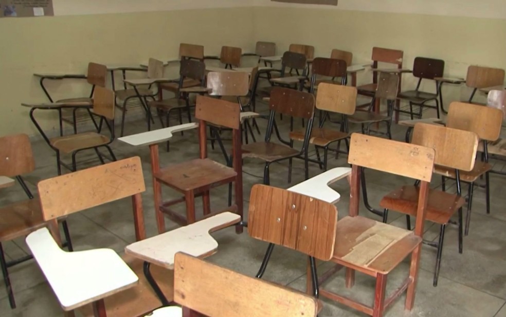 Por falta de transporte para alunos e professores, as salas estão vazias (Foto: Reprodução/TV Sudoeste)