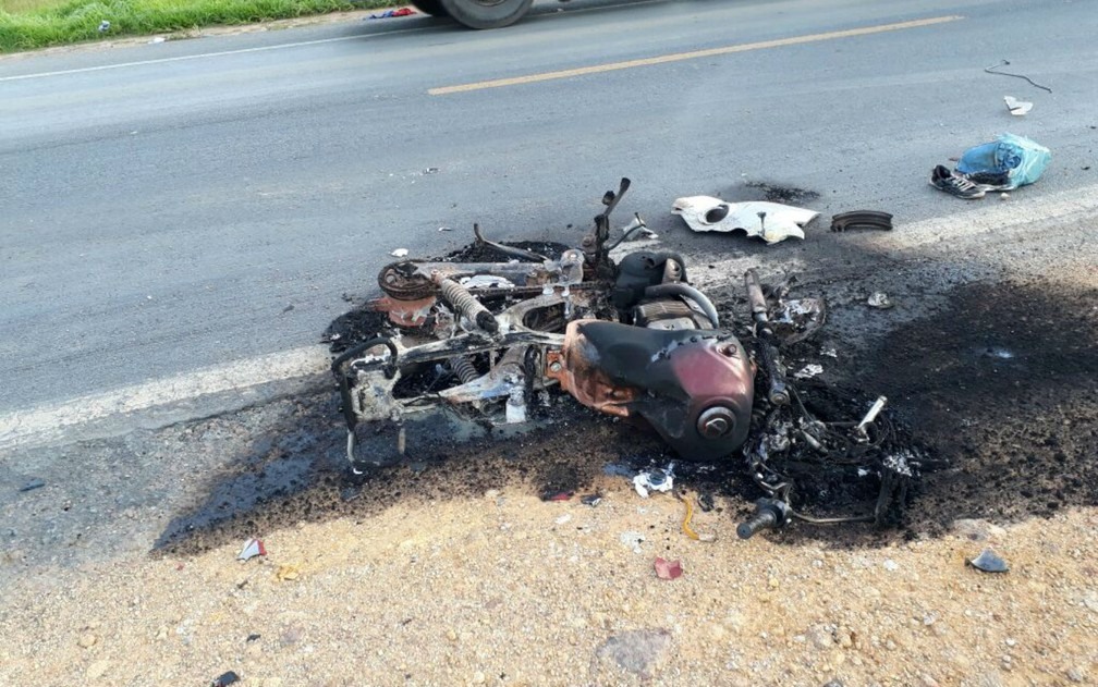 Motocicleta ficou carbonizada após bater de frente com carro na Bahia (Foto: Jadiel Luiz/Blog Sigivilares)