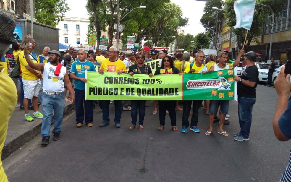 Grupo de funcionários dos Correios realizaram uma manifestação no centro de Salvador (Foto: Sincotelba/Divulgação)