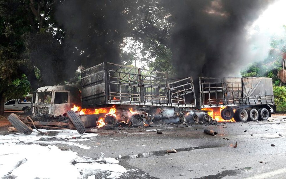 Carreta ficou destruída após o acidente na Bahia  (Foto: Ivonaldo Paiva/Blogbraga)