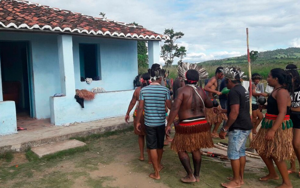 Indígenas que ocupavam a fazenda da família de Geddel deixaram o local (Foto: Divulgação/Polícia Militar)