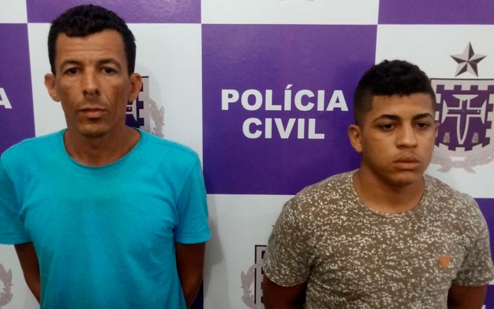 Servidor (à direita) foi preso com comparsa (à esquerda) após anunciarem armas em grupo de aplicativo de mensagens na Bahia (Foto: Divulgação/Polícia Civil)