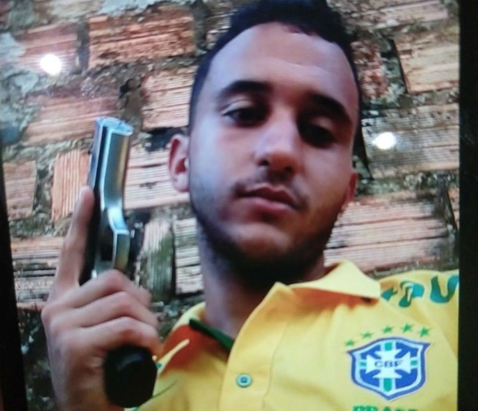 Jovem apontado como lÃ­der do trÃ¡fico no bairro de SÃ£o Marcos ostentava arma nas redes sociais (Foto: DivulgaÃ§Ã£o/SSP)