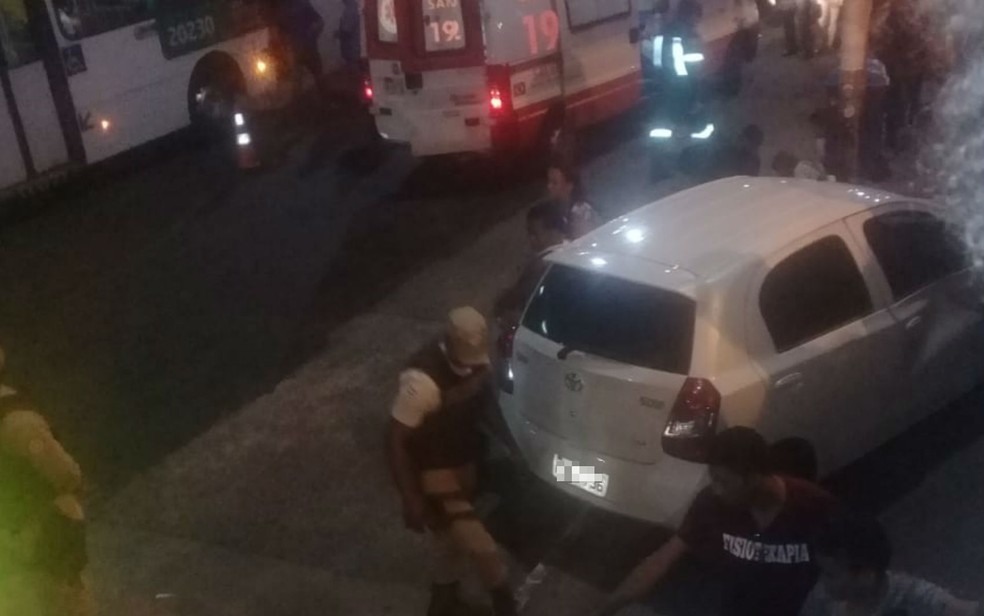 Carro invadiu calÃ§ada em marginal da Avenida Paralela, em Salvador â?? Foto: Lais Santos da Silva/Arquivo Pessoal