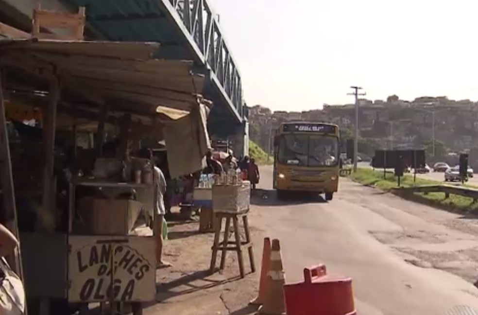 Crime ocorreu em ponto de Ã´nibus na BR-324 â?? Foto: ReproduÃ§Ã£o/TV Bahia