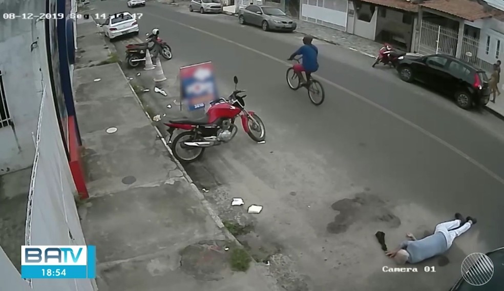 VÃ­deo mostra momento em que suspeito agride idoso na Bahia â?? Foto: ReproduÃ§Ã£o/TV Bahia 