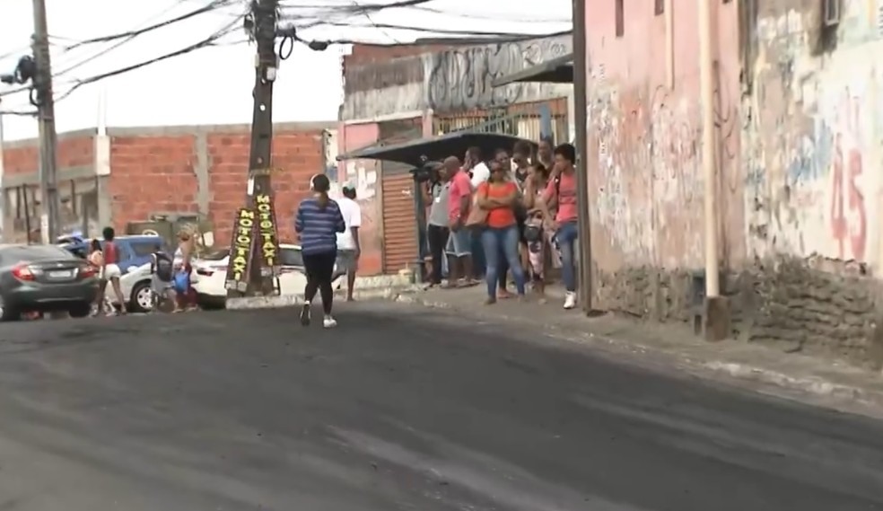 Ônibus pararam de rodar no final de linha do bairro após incêndio em ônibus — Foto: Reprodução/TV Bahia