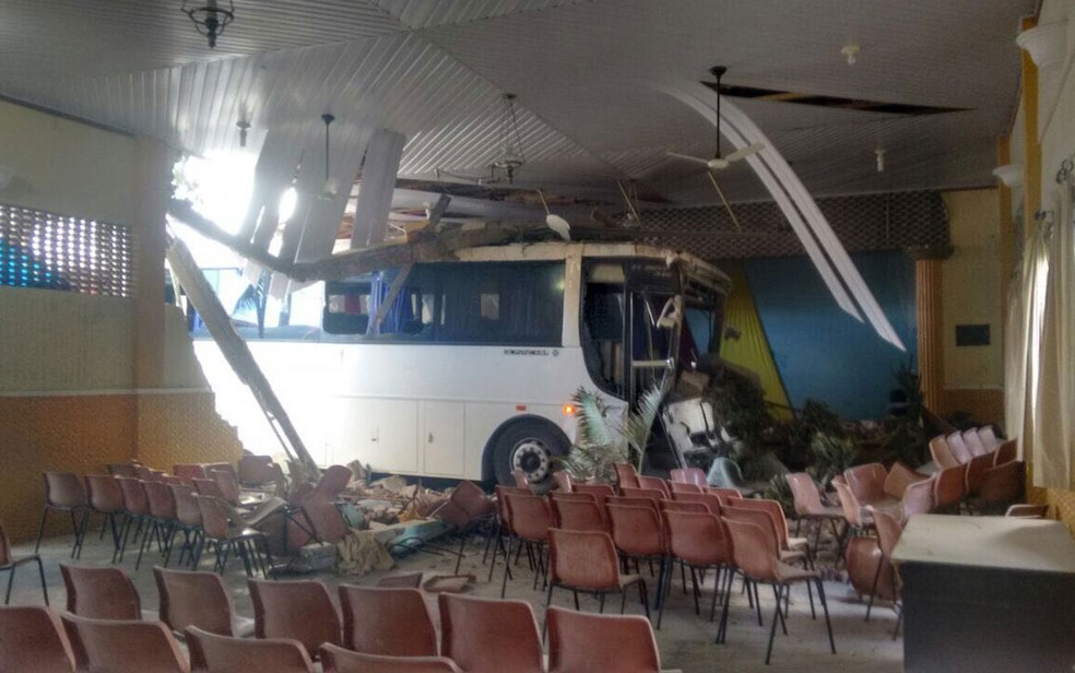 Ônibus invadiu auditório de escola em Campo Formoso, na Bahia (Foto: Thiago Lira/Arquivo Pessoal)