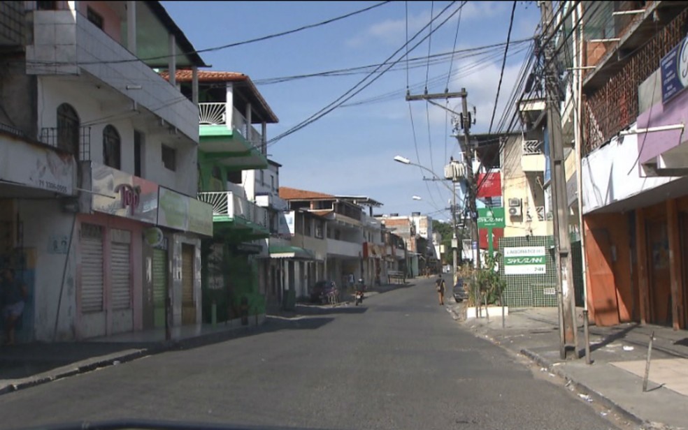 Ônibus pararam de circular no bairro de Mata Escura após suposto toque de recolher (Foto: Reprodução/TV Bahia)