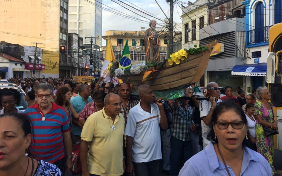 Fiéis homenageiam São Pedro durante procissão em Salvador (Foto: Ramon Ferraz/TV Bahia)