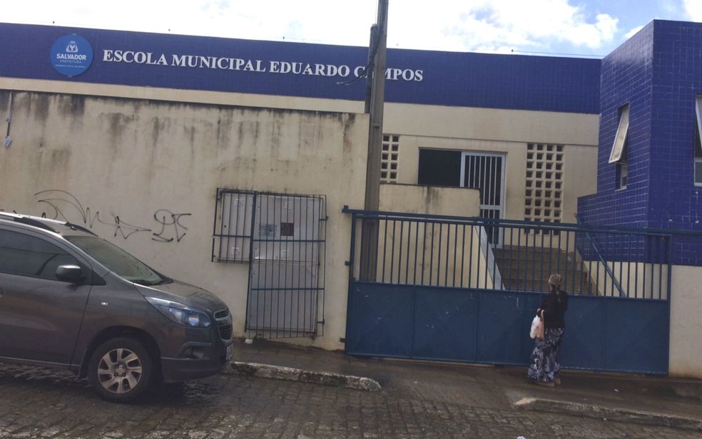 Aulas foram suspensas na Escola Municipal Eduardo Campos após forro de teto desabar (Foto: Andréa Silva/TV Bahia)