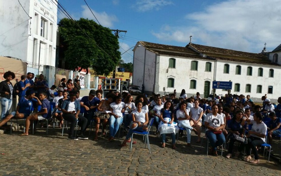 Estudantes colocaram cadeiras em frente da instituição durante o protesto (Foto: Caroline Santos de Jesus)