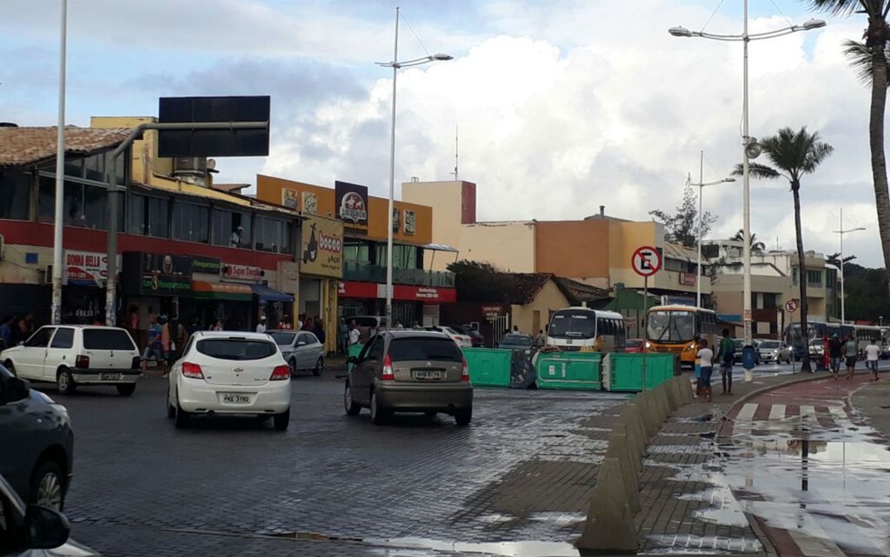 Grupo fechou pista com banheiros químicos em Itapuã (Foto: Arquivo Pessoal)