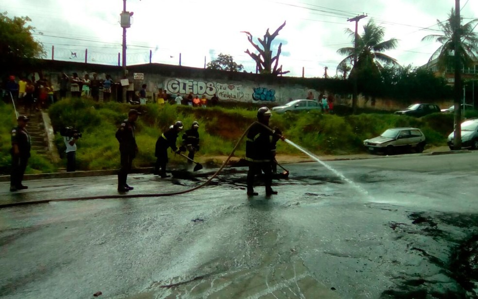 Grupo fechou vias durante manifestação em Pirajá (Foto: Rafael Alves/TV Bahia)