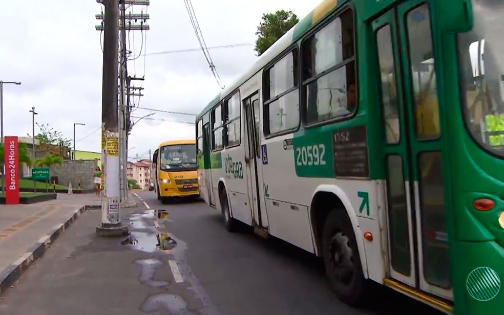 Poste foi 'esquecido' no recuo de um ponto de ônibus de Cajazeiras (Foto: Reprodução/TV Bahia)