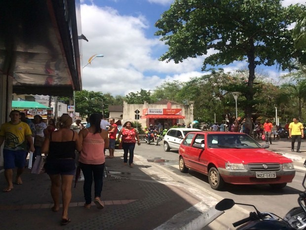 Populares caminham próximo a rua onde farmácia explodiu e nove pessoas morreram na Bahia (Foto: Juliana Almirante / G1 Bahia)