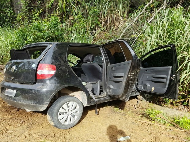 Carro foi parar no acostamento da pista após acidente (Foto: Informativo Camacan )