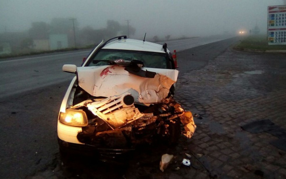 Frente do táxi ficou destruída após a batida (Foto: Blog Marcos Frahm)