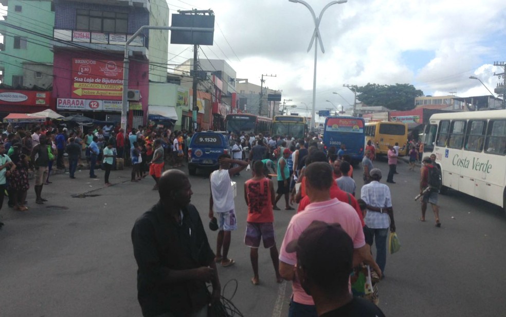 Rodoviários fazem protesto e fecham pista em Itapuã (Foto: Davi Mathos / Arquivo Pessoal)