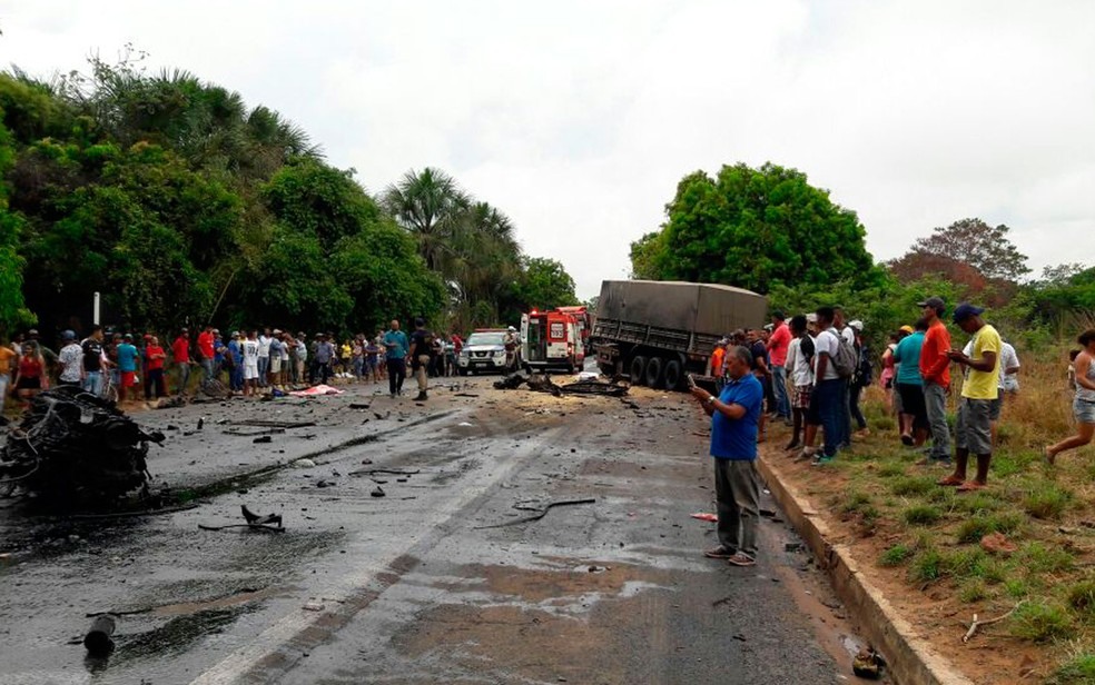 Muitos curiosos se reuniram na rodovia após o acidente (Foto:  Ivonaldo Paiva/Blogbraga)