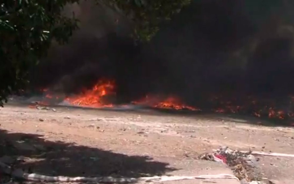 Incêndio atinge galpão de materiais recicláveis em Feira de Santana (Foto: Reprodução/TV Subaé)