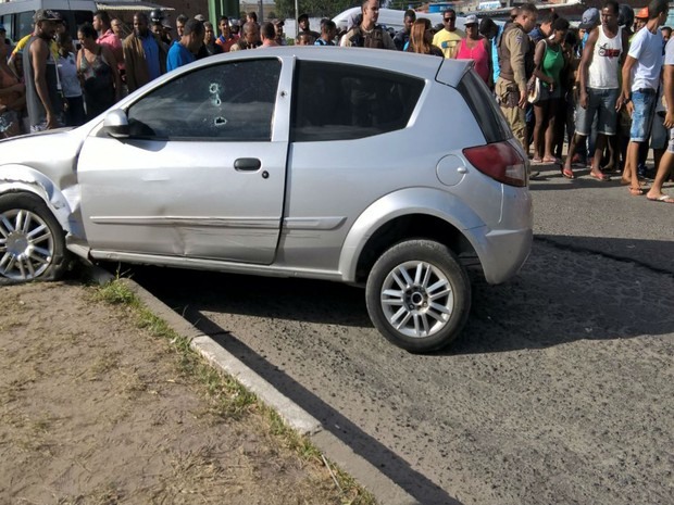 Vítima perdeu controle do veículo e subiu em canteiro (Foto: Ed Santos / Acorda Cidade)