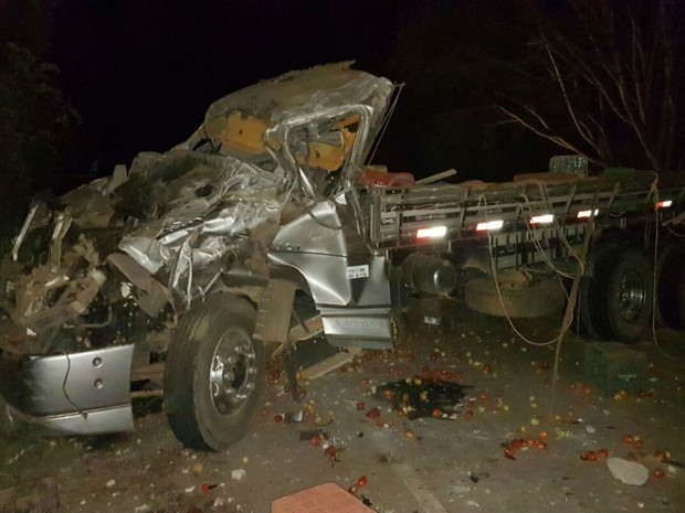 Acidente com caminhão deixa três feridos na BR-324 (Foto: Augusto Urgente)