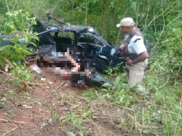 Segundo PRE, motorista se precipitou ao fazer curva e desceu ribanceira  (Foto: Divulgação / Polícia Militar)