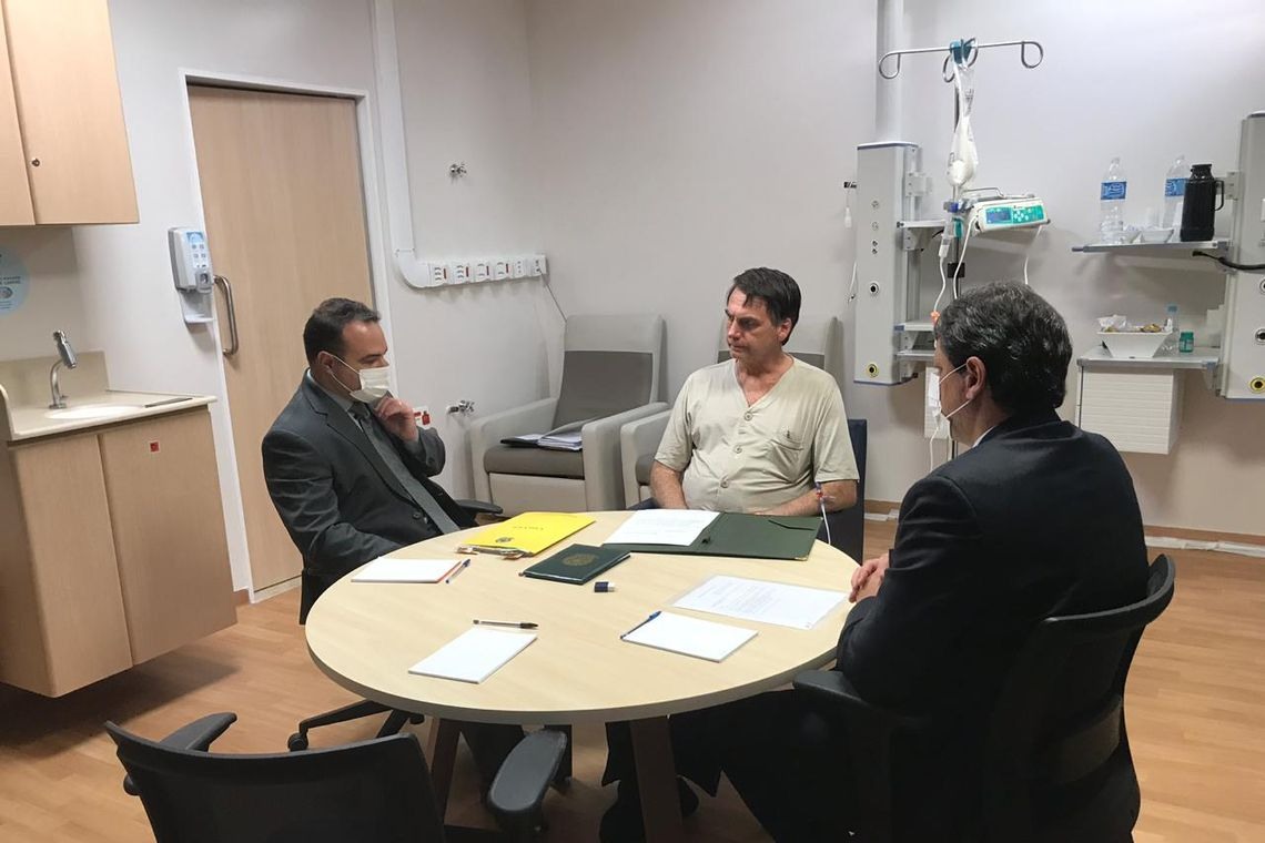 Presidente da RepÃºblica, Jair Bolsonaro, em reuniÃ£o de trabalho nesta tarde, no Hospital Albert Einstein, com o ministro da Infraestrutura, TarcÃ­sio de Freitas, e o subchefe de Assuntos JurÃ­dicos da Casa Civil da PresidÃªncia da RepÃºblica, Jorge Oliveira