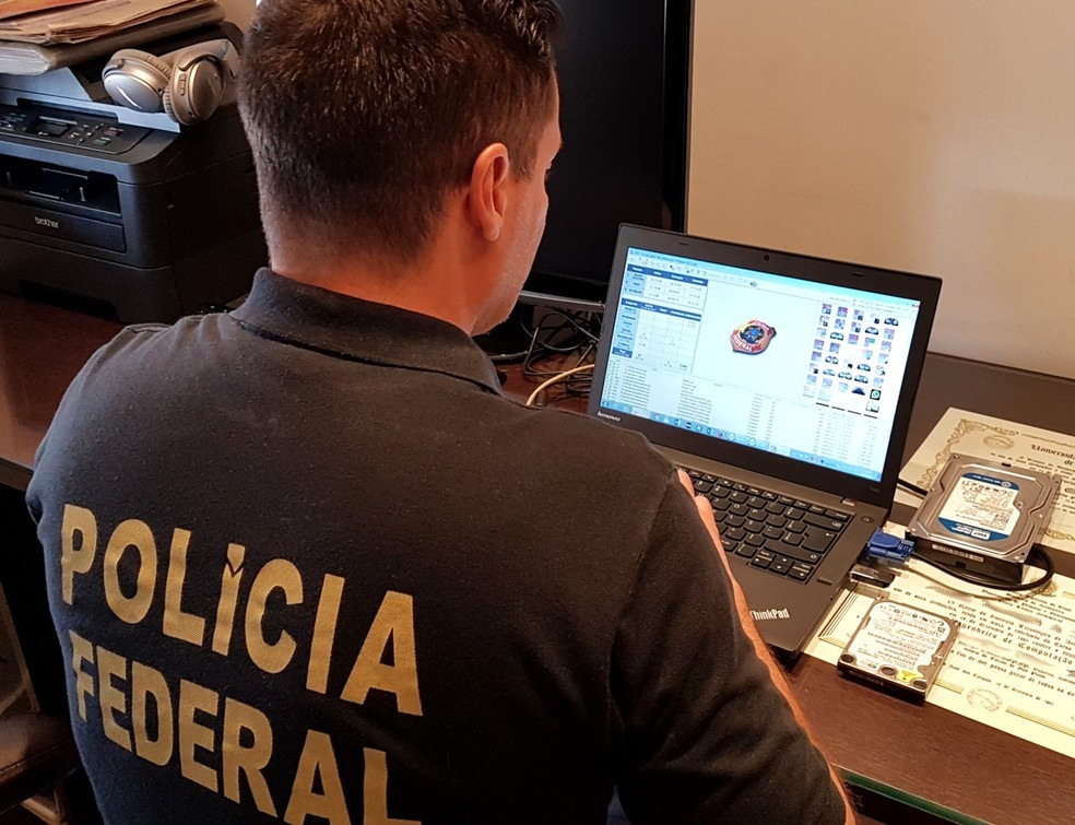 Policial federal usa software que vasculha computador de suspeito para achar fotos de pornografia infantil. (Foto: Divulgação/APCF)