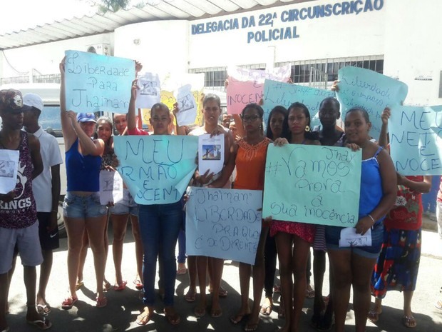 Moradores fazem protesto em frente a delegacia de Simões Filho (Foto: Jéssica Smetak / TV Bahia)