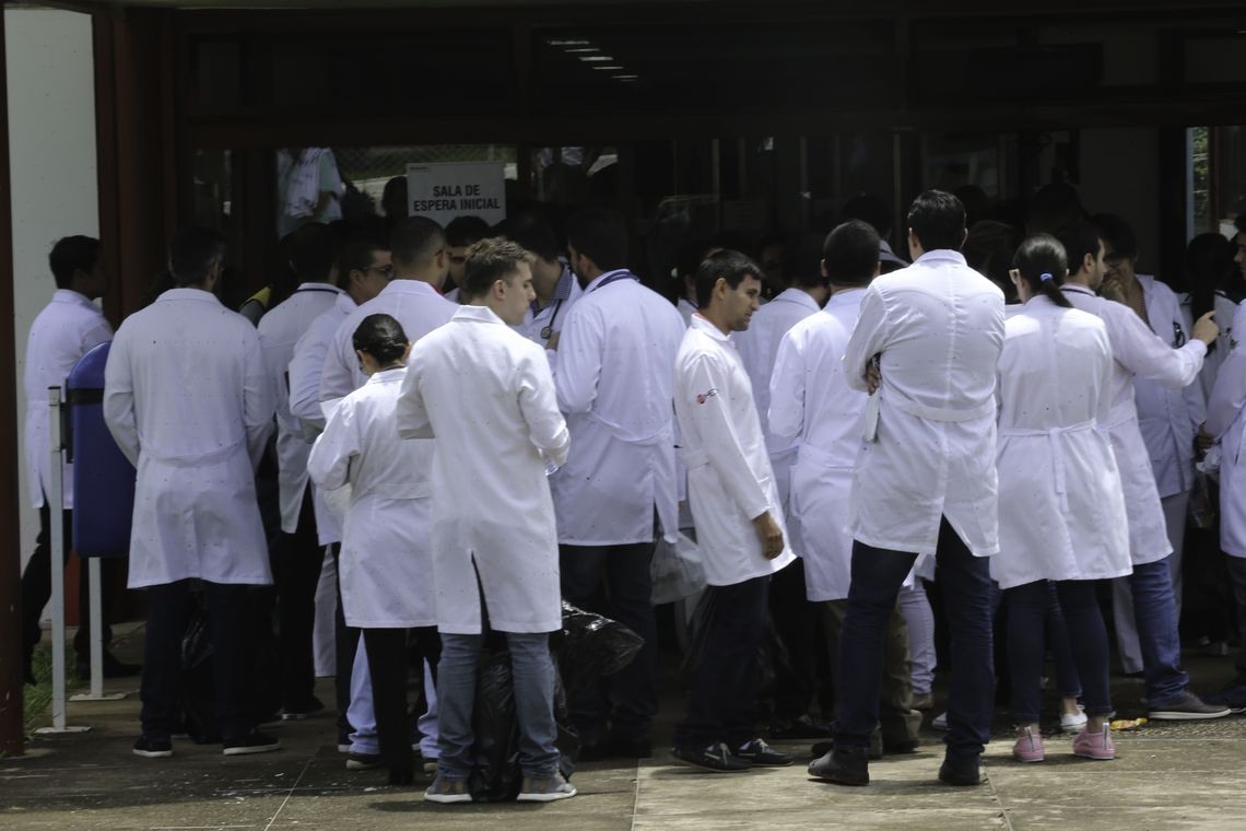 MÃ©dicos estrangeiros e brasileiros que se graduaram em outro paÃ­s, fazem a segunda etapa da ediÃ§Ã£o 2017 do Exame Nacional de RevalidaÃ§Ã£o de Diplomas MÃ©dicos Expedidos por InstituiÃ§Ãµes de EducaÃ§Ã£o Superior Estrangeira (Revalida).