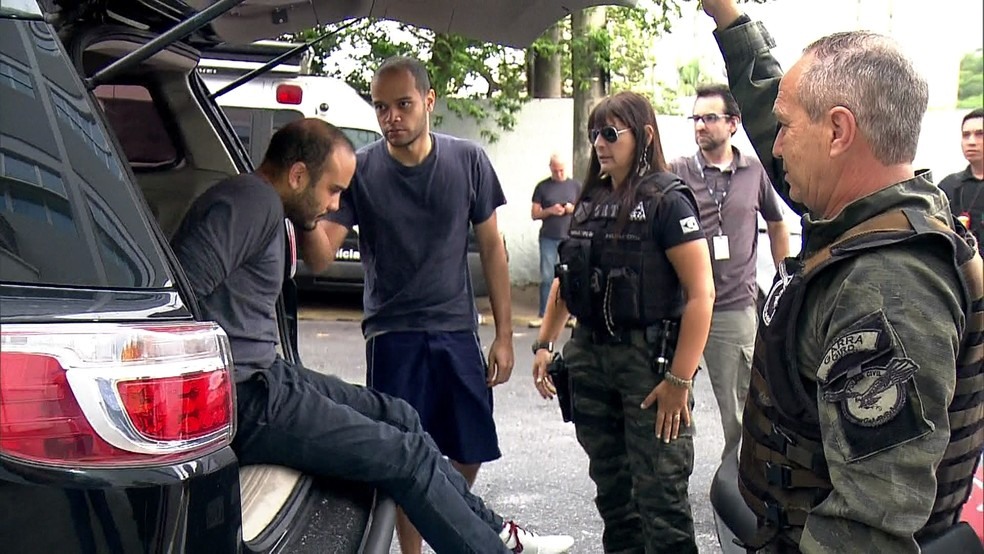 Policiais cumprem mandatos contra pedofilia na Grande SP (Foto: Reprodução/TV Globo)