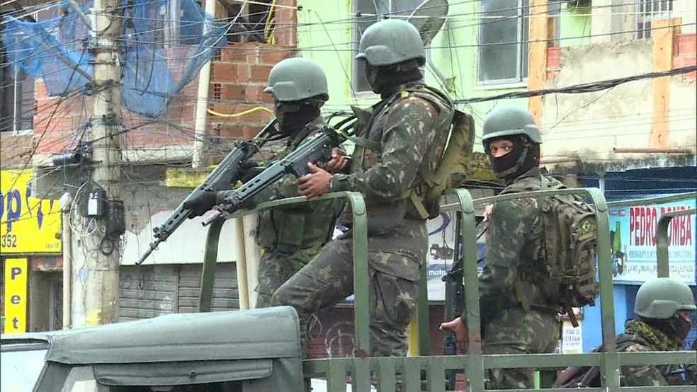 Militares durante operação no Jacarezinho, Zona Norte do Rio (Foto: Reprodução / TV Globo)