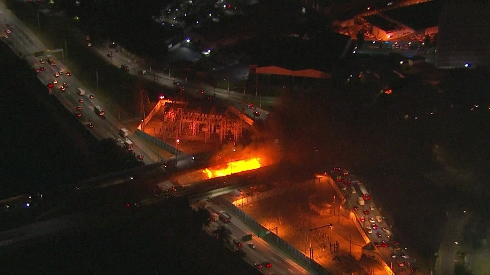 IncÃªndio atinge parte de baixo da Ponte JaguarÃ© â?? Foto: ReproduÃ§Ã£o/TV Globo