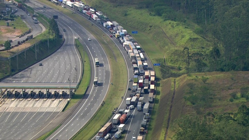 CaminhÃµes bloqueiam trÃªs faixas do Rodoanel, entre as rodovias Anchieta e Imigrantes, no sentido Anchieta (Foto: TV Globo/ReproduÃ§Ã£o)