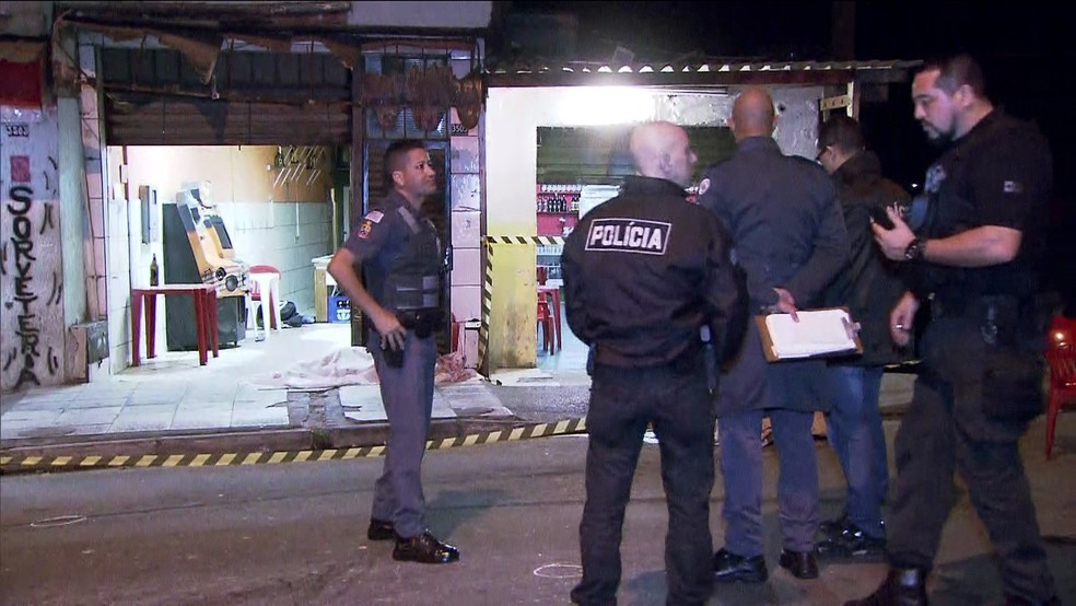 Quatro homens dispararam contra dois bares em Guarulhos (Foto: Reprodução/TV Globo)