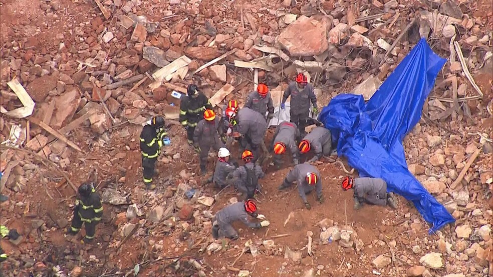 Bombeiros fazem escavaÃ§Ã£o manual apÃ³s identificarem corpo em escombros (Foto: ReproduÃ§Ã£o/TV Globo)