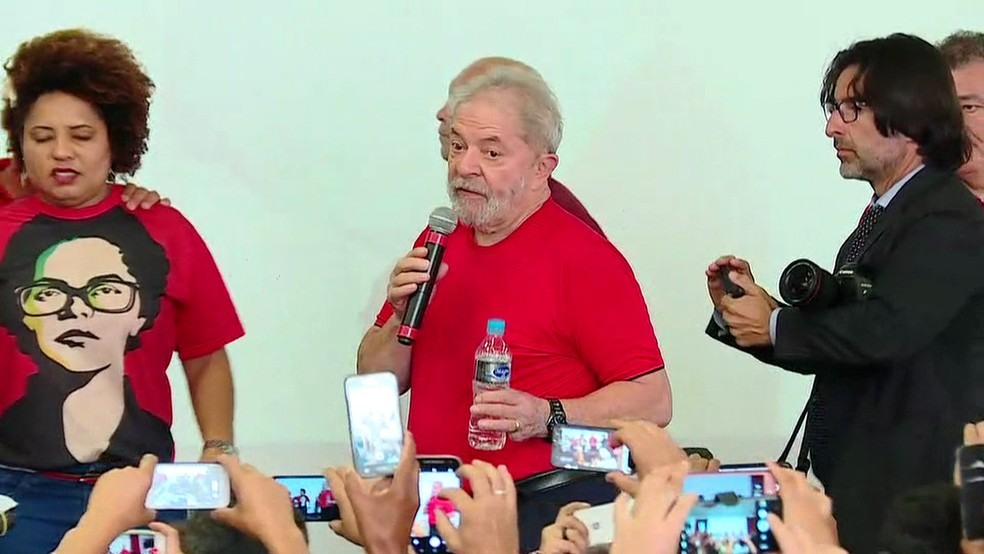 Lula discursa no Sindicato dos Metalúrgicos do ABC, em São Bernardo do Campo (Foto: GloboNews/Reprodução)