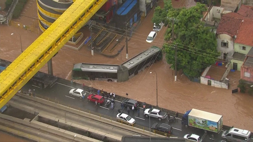 Ã?nibus ilhado em meio a alagamento em SP â?? Foto: ReproduÃ§Ã£o/TV Globo