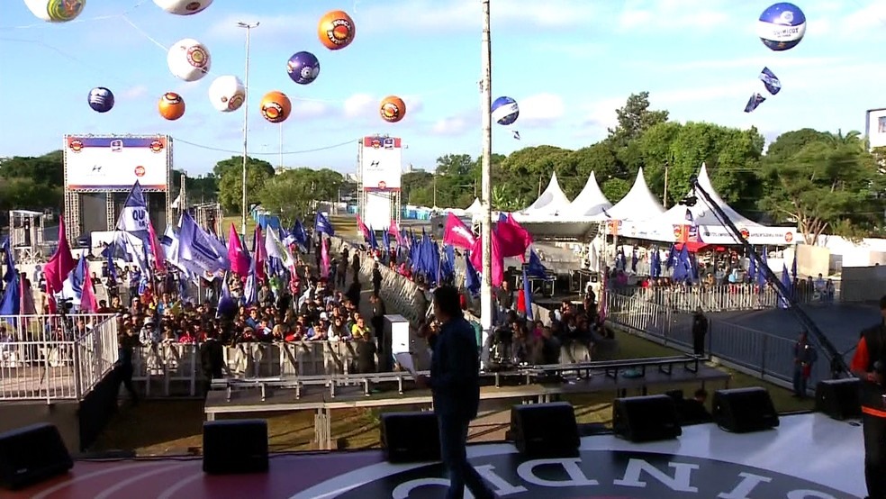 Na Zona Norte, trabalhadores e sindicalistas já se concentravam para festa da Força Sindical na Praça Campo de Bagatelle (Foto: Reprodução/TV Globo)