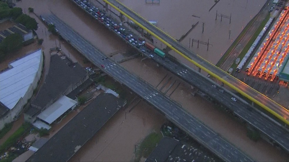 Alagamentos interditam vias e travam trÃ¢nsito em SP â?? Foto: ReproduÃ§Ã£o/TV Globo