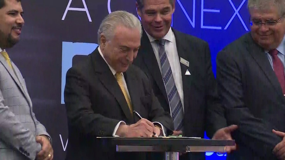 O presidente Michel Temer assina medida provisÃ³ria no SalÃ£o Internacional do AutomÃ³vel em SÃ£o Paulo â?? Foto: ReproduÃ§Ã£o/TV Globo 