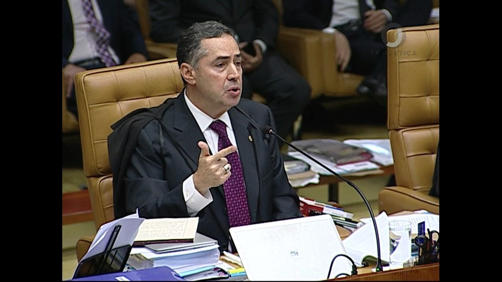 O ministro LuÃ­s Roberto Barroso durante julgamento no STF em abril (Foto: ReproduÃ§Ã£o/TV JustiÃ§a)