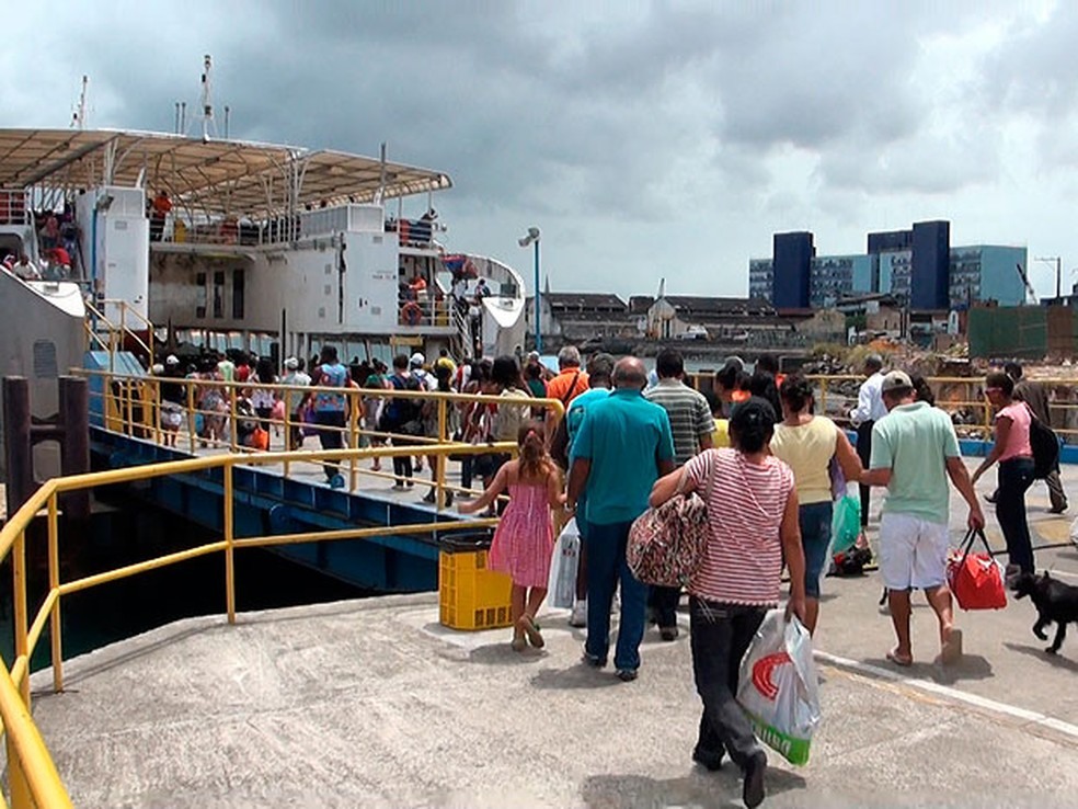 Usuários voltam a criticar demora no embarque do sistema ferry boat (Foto: Lílian Marques/ G1)